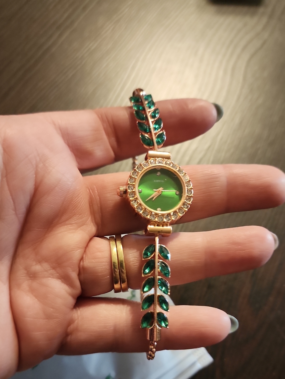 Women's Green Crystal Leaf Bracelet Watch - Elegant Fashion Accessory